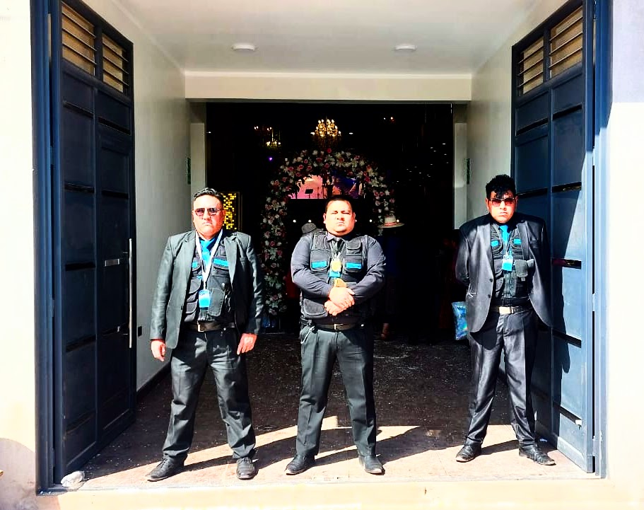 Agente de seguridad profesional con traje